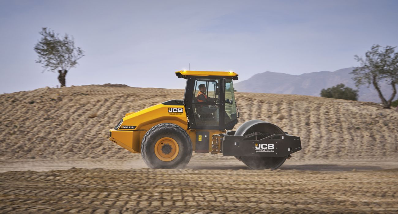 JCB's World-First DEF-Free Soil Compactor in  operation