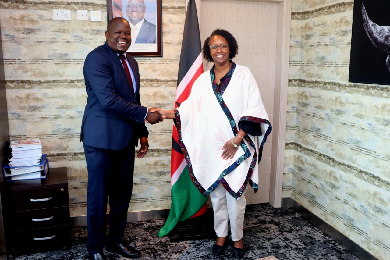  Konza Technopolis Development Authority ( CEO. John Paul Okwiri, OGW, MBA, MCIPS) and EBK Registrar/CEO Margret N. Ogai shake hands during the meeting for the Kenya School of Engineering (KSE) establishment. 