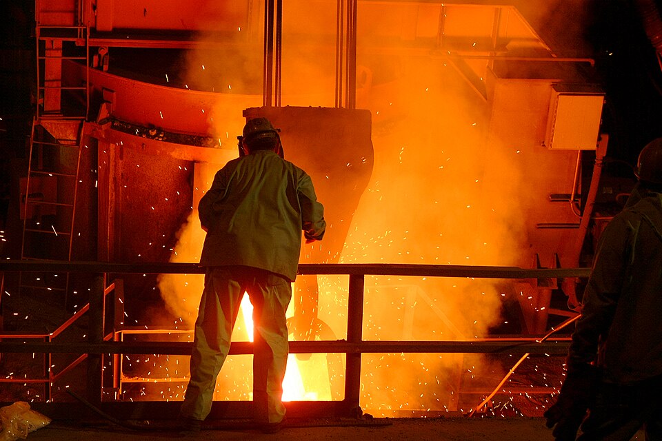pouring of molten steel recycled in a foundry: Green building materials