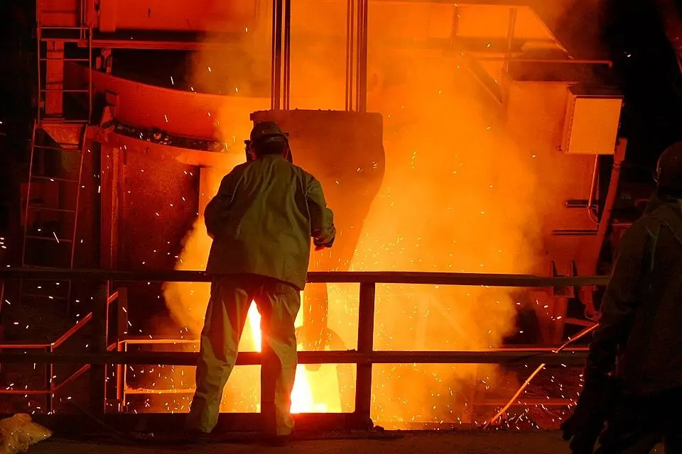 pouring of molten steel recycled in a foundry: Green building materials