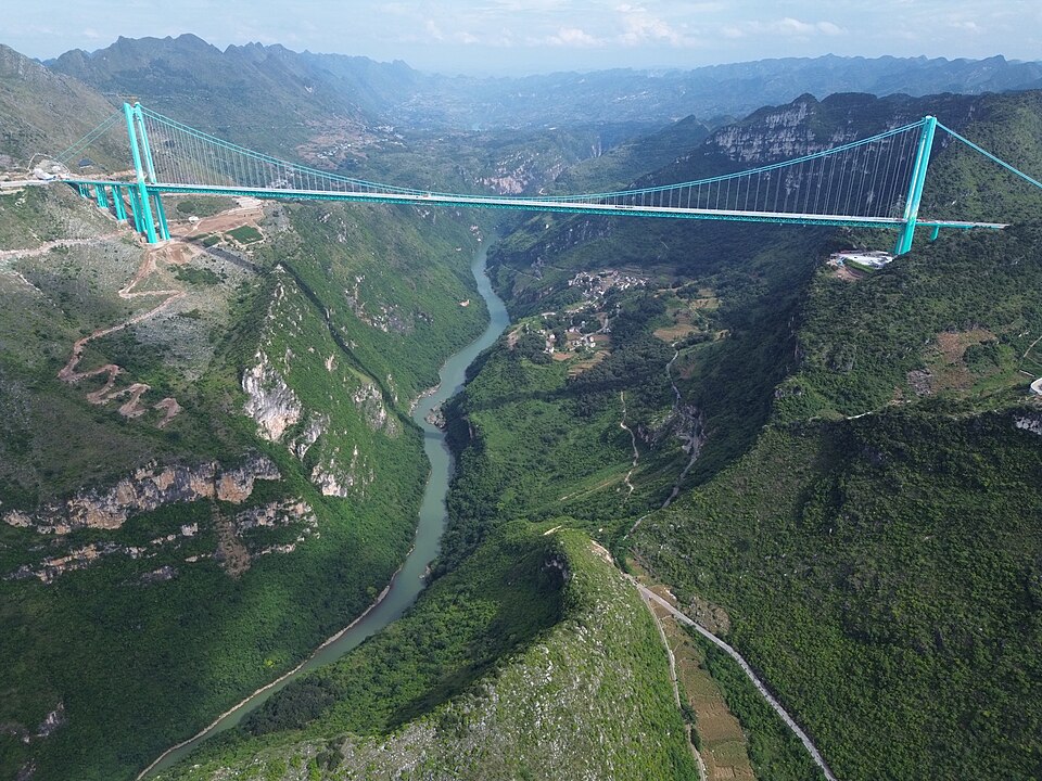 Huajiang Grand Canyon Bridge: world's tallest bridge
