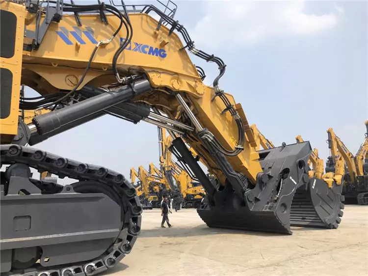 XCMG 700-Tonne-Excavator; boom and bucket.