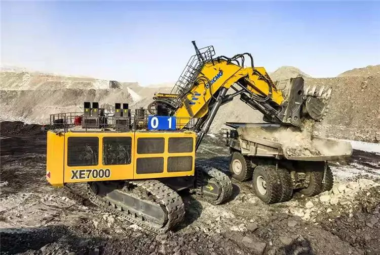 XCMG 700-Tonne Excavator filling up a dump truck in a minig field.