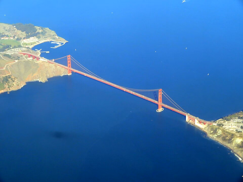The Golden Gate Bridge aerial view photo. (Source: Wikimedia Commons)